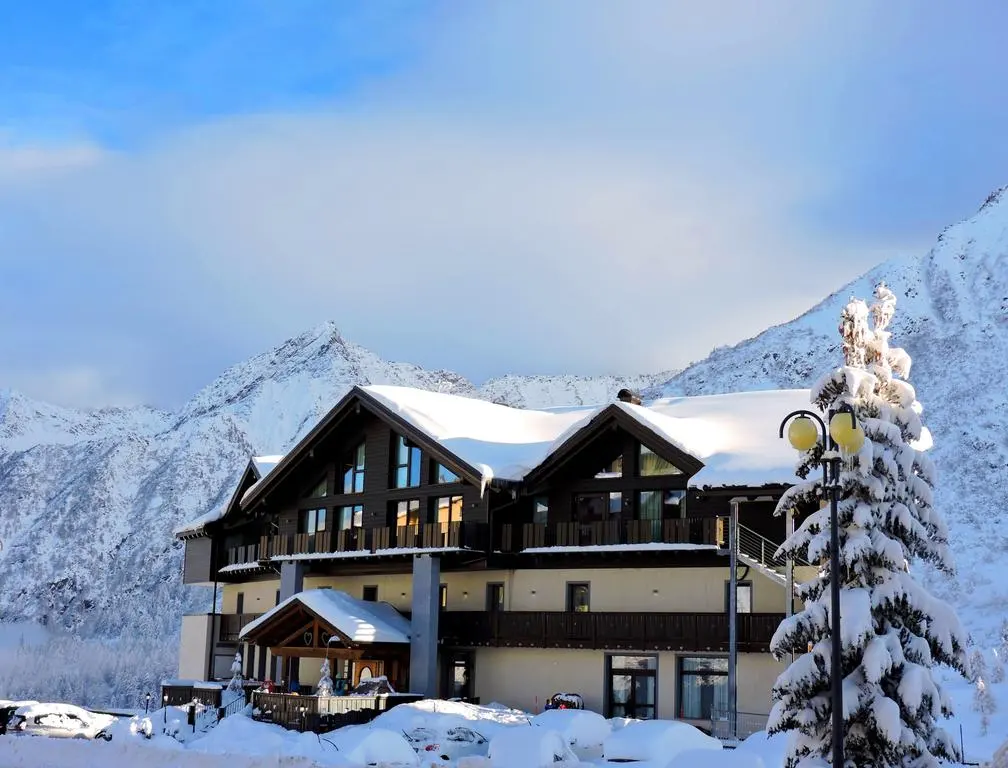 Hotel Adamello w Passo del Tonale zimą