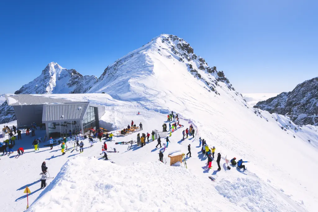 Grupa narciarzy na stoku w Passo Tonale