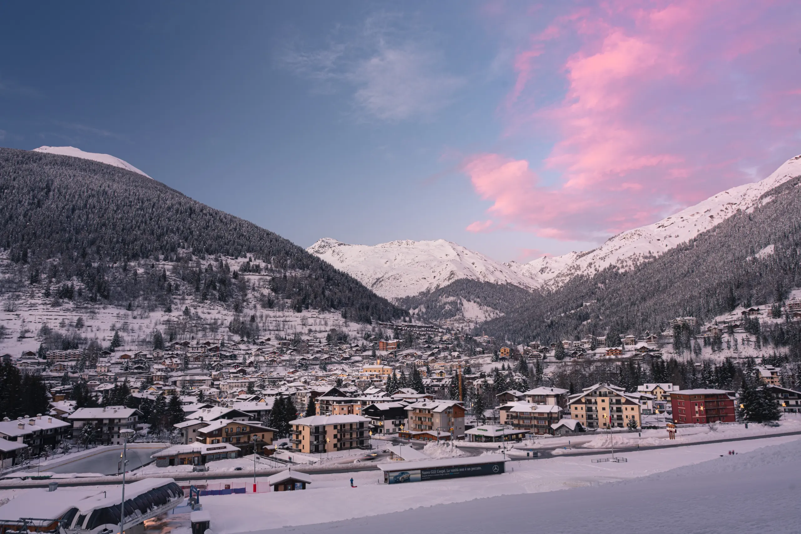 Zimowa zabudowa Ponte di Legno w otoczeniu Alp